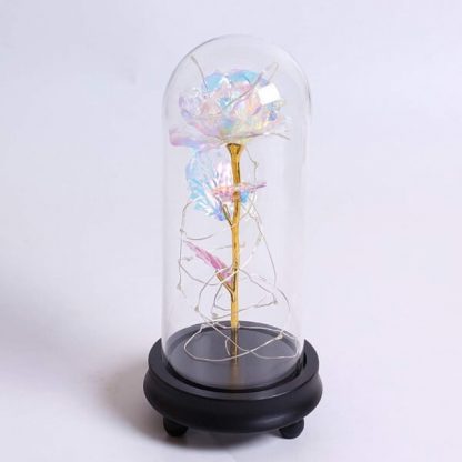 Trandafir luminos de cristal în cupolă de sticlă