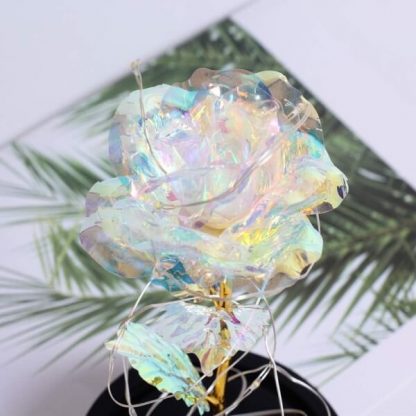 Trandafir luminos de cristal în cupolă de sticlă